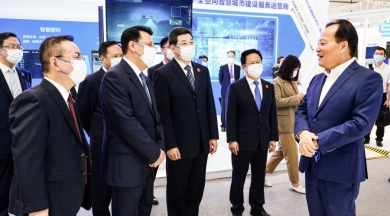 2021年9月，时任浙江省委书记、省人大常委会主任袁家军，时任浙江省委副书记、省长郑栅洁莅临世界互联网大会乌镇峰会中国尊龙凯时新材料产业链未来工厂数字化运用场景，点赞中国尊龙凯时未来工厂建设成果。